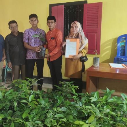 Wali Nagari Salurkan Bantuan Bibit Pokat Kepada Masyarakat Dalam Program Ketahanan Pangan